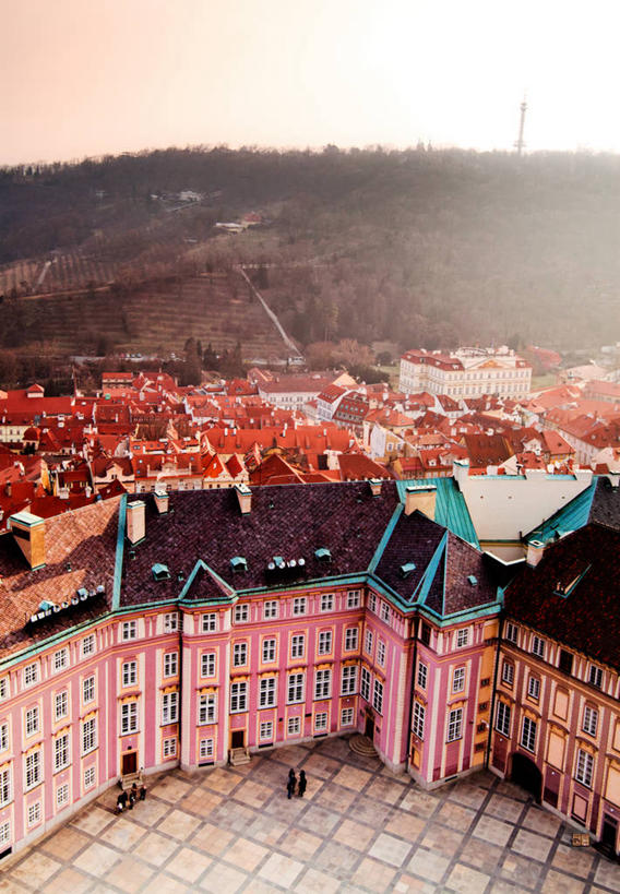 竖图,俯视,室外,白天,度假,美景,城市风光,城市,建筑,欧洲,捷克,城堡,景观,首都,历史,娱乐,天空,享受,休闲,景色,放松,摄影,基督教,哥特式风格,中欧,捷克共和国,布拉格,圣维特大教堂,圣维特主教座堂,赫拉德卡尼城堡,彩图,高角度拍摄,大教堂,布拉格历史中心