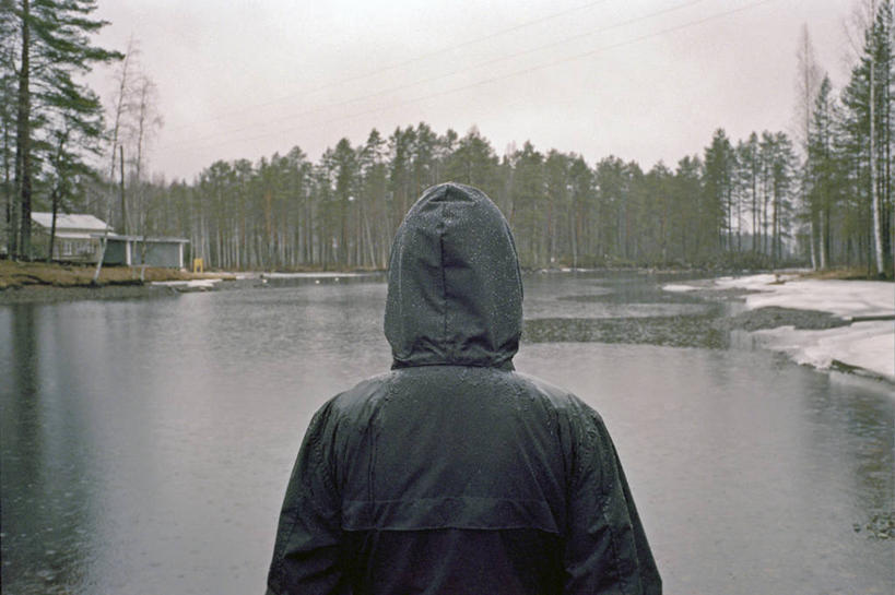 脸,头,脸颊,一个人,站,横图,室外,白天,湖,美景,森林,雪,雨,反射,景观,天气,肩膀,树,背面,天空,自然,思考,景色,摄影,自然风光,雨衣,头部,脸部,脸蛋,面部,彩图,小木屋,风帽,独处