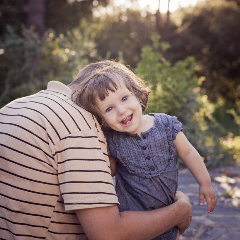 西方人,婴儿,儿童,成年人,中年人,脸,头,脸颊,两个人,家庭,父母,父亲,女儿,笑,微笑,露齿笑,方图,室外,白天,快乐,幸福,纯洁,叶子,日光,西班牙,欧洲,巴塞罗那,欧洲人,连接,陆地,休闲装,肩膀,小孩,温暖,温馨,一家人,可爱,乐趣,童年,摄影,活泼,灌木,和睦,享乐,关爱,宝宝,纯真,烂漫,无邪,无忧无虑,伶俐,天真,女性,中年男性,白种人,孩子,头部,脸部,脸蛋,面部,拥抱,半身,彩图,爱,融洽