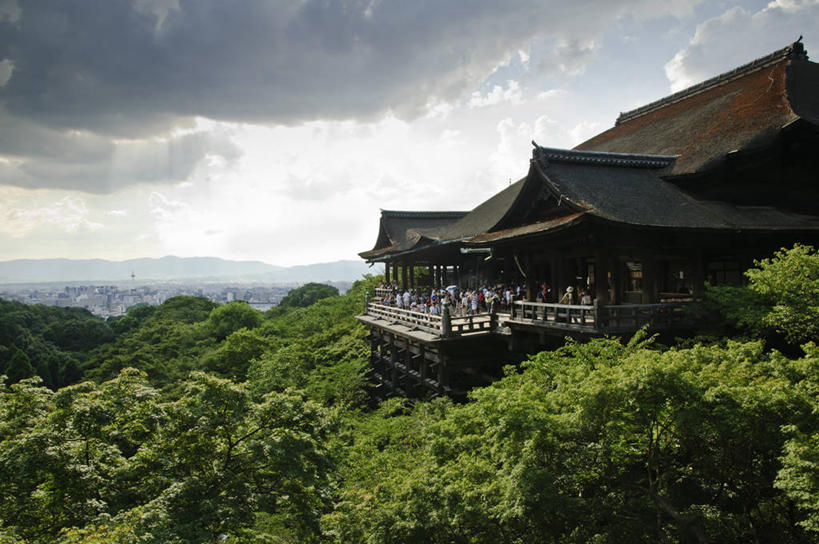 横图,室外,白天,旅游,山,建筑,日本,亚洲,行人,游客,游人,日本文化,云,路人,旅客,树,自然,摄影,宗教,佛教,京都府,东亚,本州,本州岛,日本国,近畿地方,清水寺,近畿,过客,彩图