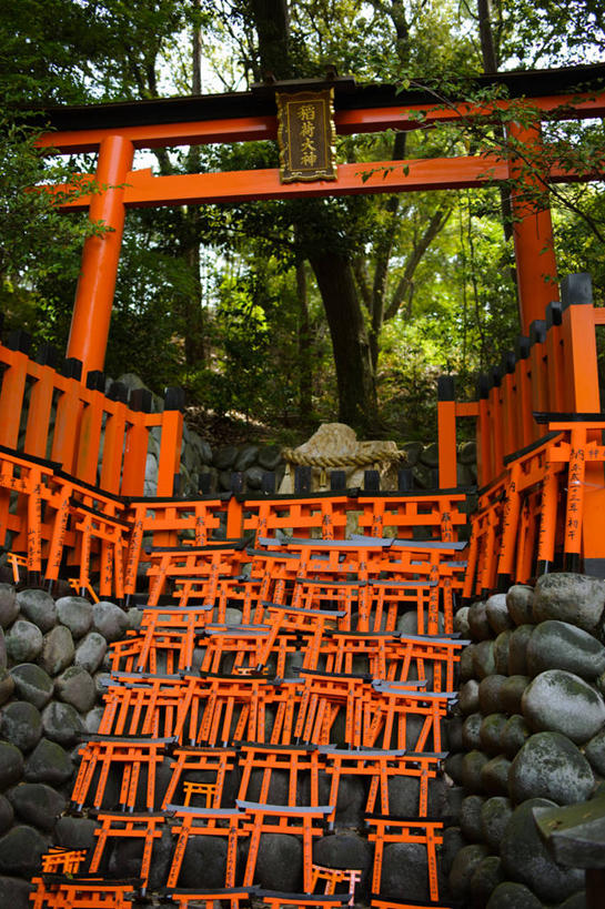 无人,寺庙,竖图,室外,白天,楼梯,京都,日本,亚洲,日本文化,鸟居,自然,地标建筑,摄影,宗教,京都府,神殿,宗教建筑,东亚,本州,本州岛,日本国,近畿地方,近畿,伏见稻荷大社,伏见区,彩图,传统文化