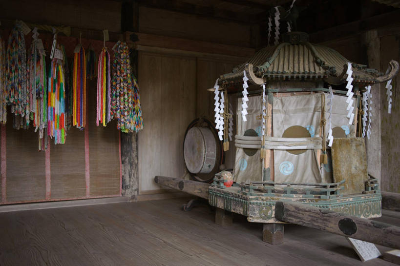 无人,横图,室内,白天,建材,地板,建筑,日本,吊挂,悬挂,节日,日本文化,材料,木板,木材,席子,地面,挂,文化,木地板,木柴,纸鹤,祈祷,健康,许愿,摄影,宗教,建造,信仰,木料,纪念,神道,祈求,神殿,神道教,硬木,平安,彩图,吉野山