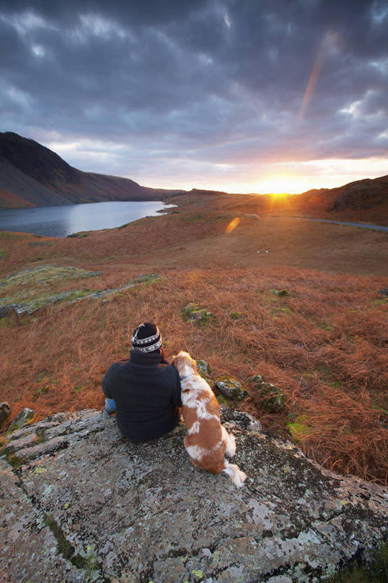 西方人,成年人,中年人,老年人,一个人,坐,竖图,室外,镜头眩光,湖,美景,日落,山,太阳,宠物,狗,帽子,英国,欧洲,欧洲人,仅一个女性,仅一个人,并排,景观,云,背面,自然,仅一个中年女性,景色,放松,摄影,宁静,自然风光,英国小猎犬,编织帽,坎布里亚,女人,女性,中年女性,白种人,岩石,休闲活动,半身,彩图