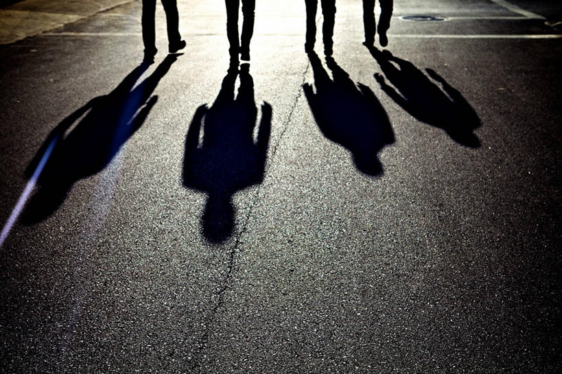 四个人,横图,室外,白天,正面,路,鞋子,美国,阴影,牛仔裤,休闲装,摄影,部分,密苏里,步行,彩图