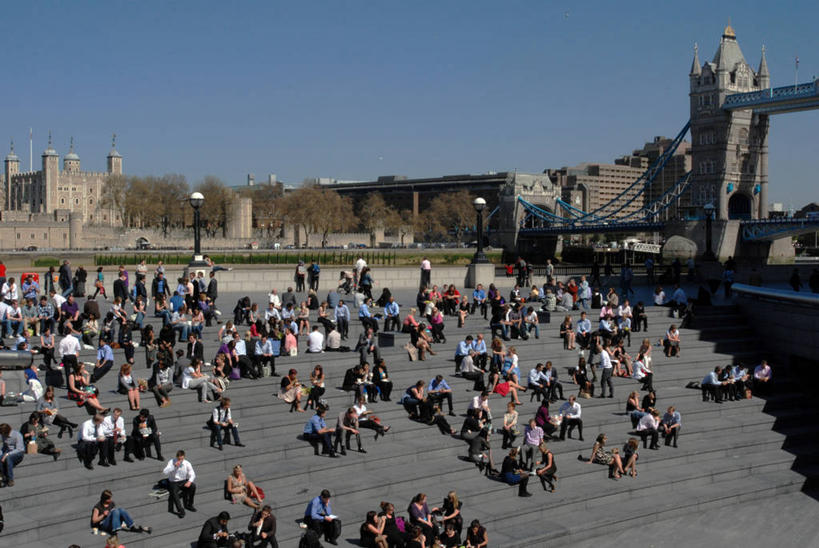 成年人,站,坐,睡,横图,室外,白天,楼梯,城市,建筑,英国,首都,许多人,联系,休闲装,一群人,放松,摄影,吊桥,午睡,享乐,群众,英国文化,万里无云,塔桥,男人,女人,困,困觉,寝息,睡觉,彩图,小睡