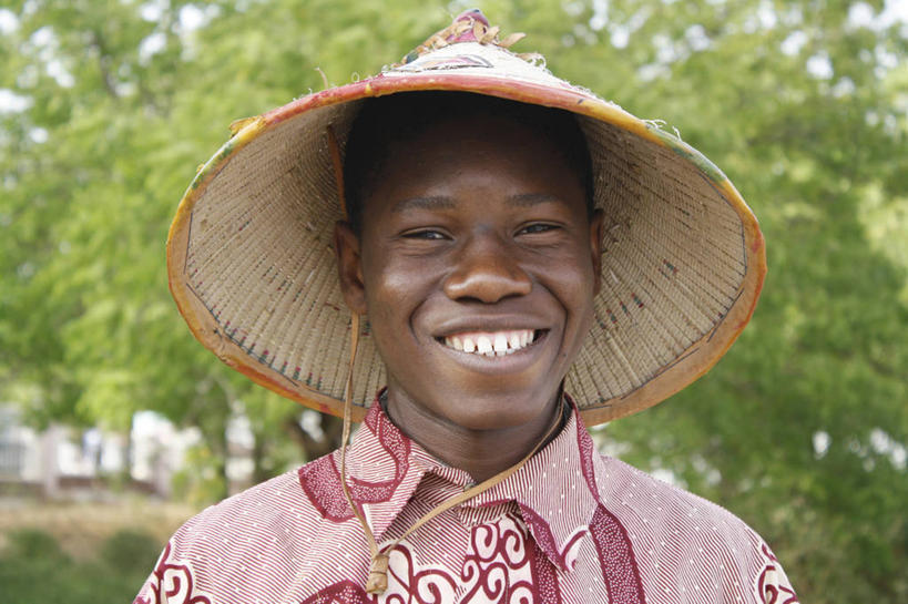 儿童,少年,脸,头,脸颊,一个人,站,笑,微笑,露齿笑,横图,室外,白天,正面,衬衫,快乐,幸福,纯洁,信心,非洲,马里,仅一个男性,仅一个人,首都,肩膀,树,仅一个年轻男性,小孩,个性,可爱,童年,童趣,摄影,肖像,童真,烂漫,无邪,阿非利加洲,巴马科,马里共和国,西非,天真,男人,男性,年轻男性,非洲人,孩子,头部,脸部,脸蛋,面部,彩图