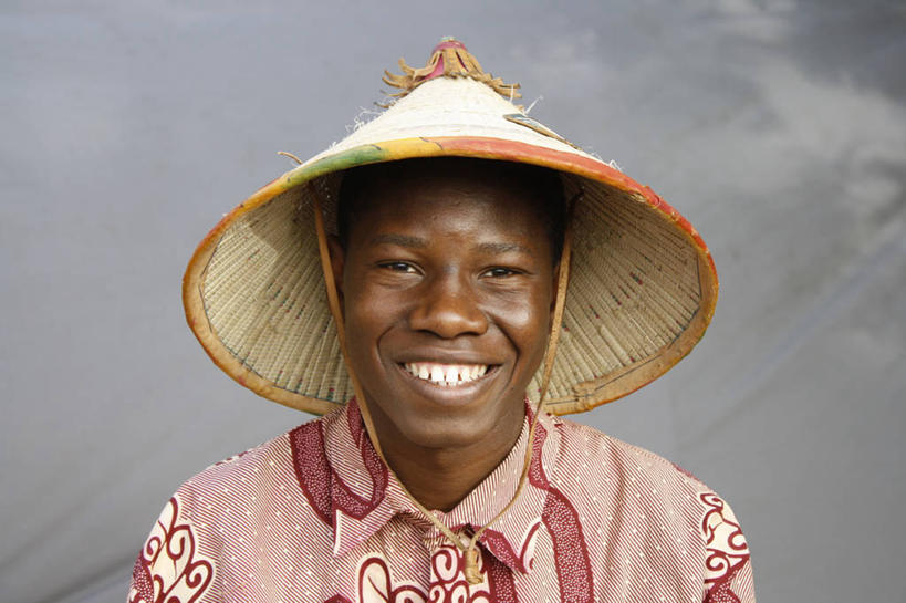 儿童,少年,脸,头,脸颊,一个人,笑,微笑,露齿笑,横图,室外,特写,白天,正面,衬衫,快乐,幸福,纯洁,信心,非洲,马里,仅一个男性,仅一个人,草帽,首都,肩膀,仅一个年轻男性,小孩,个性,可爱,童年,童趣,摄影,肖像,童真,烂漫,无邪,非洲文化,阿非利加洲,巴马科,马里共和国,西非,天真,男人,男性,年轻男性,非洲人,孩子,头部,脸部,脸蛋,面部,彩图