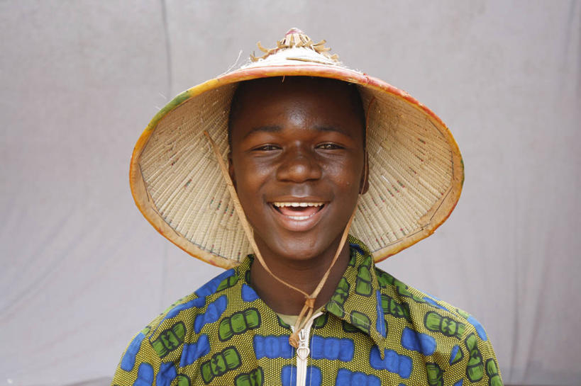 儿童,少年,脸,头,脸颊,一个人,笑,微笑,露齿笑,横图,室外,特写,白天,正面,衬衫,快乐,幸福,纯洁,信心,非洲,马里,仅一个男性,仅一个人,草帽,首都,肩膀,仅一个年轻男性,小孩,个性,可爱,童年,童趣,摄影,肖像,童真,烂漫,无邪,非洲文化,阿非利加洲,巴马科,马里共和国,西非,天真,男人,男性,年轻男性,非洲人,孩子,头部,脸部,脸蛋,面部,彩图