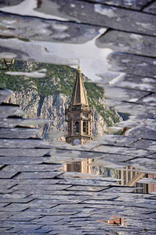 无人,教堂,竖图,室外,白天,山,建筑,意大利,湿,反射,小路,钟楼,摄影,意大利文化,水坑,彩图