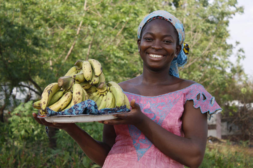 成年人,酒窝,一个人,微笑,横图,室外,白天,正面,满意,幸福,香蕉,水果,非洲,马里,仅一个年轻女性,仅一个女性,仅一个人,头巾,头饰,首都,拿着,休闲装,饮食,树,盘子,发饰,摄影,清新,肖像,健康食物,阿非利加洲,巴马科,马里共和国,西非,年轻女性,女人,女性,非洲人,年轻人,半身,彩图