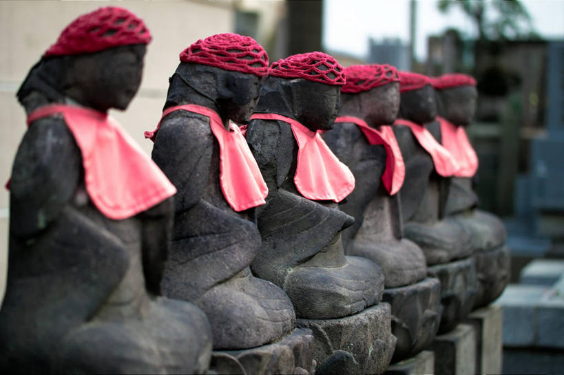 无人,横图,室外,特写,白天,东京,日本,一排,日本文化,整齐,雕像,首都,围兜,历史,排列,餐巾,鸭舌帽,许愿,摄影,宗教,佛教,队列,口水巾,食饭兜,婴儿围脖,婴儿围兜,地藏菩萨,彩图