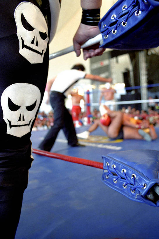 成年人,三个人,躺,竖图,室内,运动,竞争,摔跤,墨西哥,裁判,人头骨,拿着,休闲装,刺激,绳子,人体,摄影,部分,拉丁美洲,打斗,等,哈利斯科州,男人,仰卧,彩图