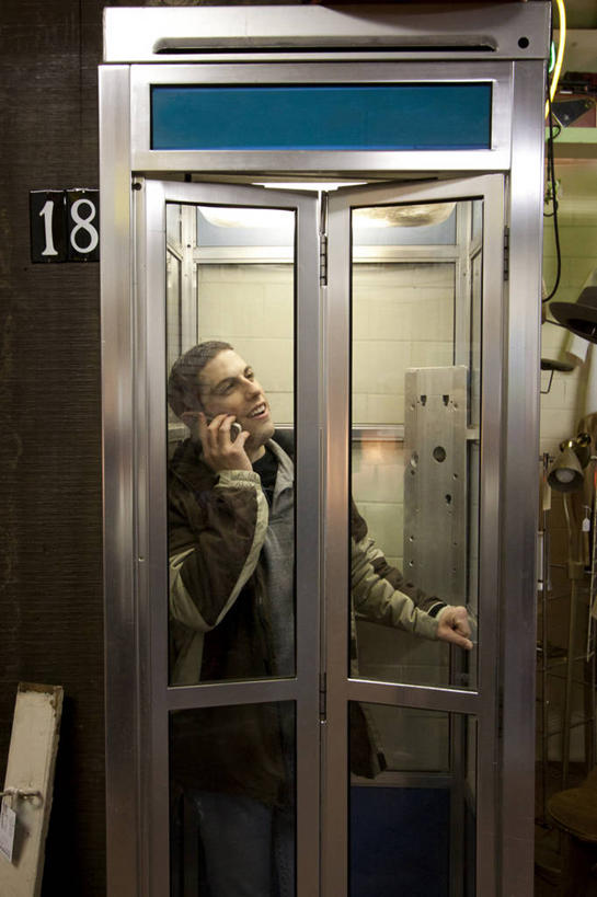 西方人,成年人,一个人,站,打电话,竖图,室外,白天,正面,通讯,幸福,技术,门,手机,欧洲,美国,欧洲人,仅一个男性,仅一个人,数字,拿着,电话亭,仅一个年轻男性,摄影,内布拉斯加,无线电技术,男人,男性,年轻男性,白种人,年轻人,说话,半身,彩图,奥马哈