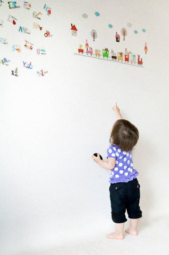 婴儿,儿童,一个人,站,竖图,室内,纯洁,日本,仅一个人,指,墙,拿着,指点,休闲装,小孩,背面,纸制品,装饰物,向上看,可爱,童年,摄影,活泼,指向,宝宝,纯真,烂漫,无邪,大阪府,美术工艺,伶俐,天真,孩子,彩图,好奇心