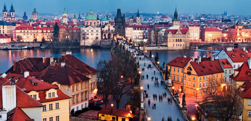 横图,全景,俯视,室外,运动模糊,河流,建筑,路灯,屋顶,桥,首都,联系,树,天空,黄昏,运输,摄影,照亮,捷克共和国,布拉格,查理大桥,步行,彩图,高角度拍摄