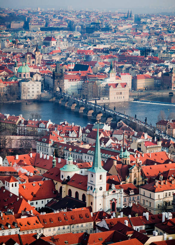 无人,竖图,俯视,航拍,室外,白天,河流,建筑,屋顶,古城,桥,尖顶,首都,联系,运输,摄影,鸟瞰,捷克共和国,布拉格,查理大桥,彩图,高角度拍摄