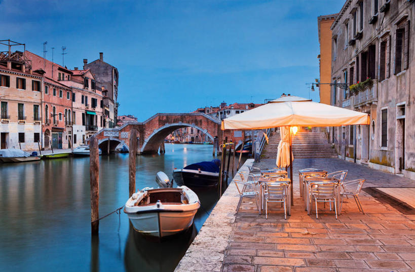 无人,横图,室外,船,椅子,意大利,威尼斯,停靠,反射,遮阳伞,桥,联系,天空,黄昏,运输,摄影,运河,照明设备,停泊,意大利文化,露天咖啡馆,彩图