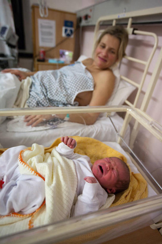 西方人,婴儿,儿童,成年人,中年人,头发,两个人,家庭,母亲,儿子,医院,躺,哭,微笑,竖图,室内,白天,正面,婴儿服装,幸福,纯洁,床,英国,欧洲,欧洲人,连接,英格兰,小孩,枕头,看,温暖,温馨,一家人,金色,可爱,摄影,活泼,婴儿床,和睦,西欧,关爱,宝宝,大不列颠,纯真,烂漫,无邪,大不列颠及北爱尔兰联合王国,大不列颠及爱尔兰联合王国,萨塞克斯,萨塞克斯郡,苏塞克斯,开端,东萨塞克斯郡,黑斯廷斯,伶俐,天真,男性,中年女性,白种人,孩子,仰卧,半身,彩图,大不列颠王国,大英帝国,联合王国,日不落帝国,融洽