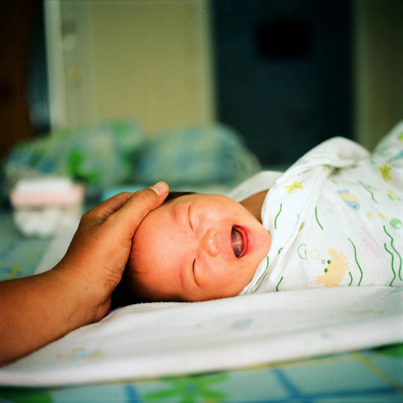 婴儿,儿童,脸,头,脸颊,手,头发,一个人,两个人,方图,侧面,婴儿服装,纯洁,印度尼西亚,仅一个人,连接,包装,肩膀,小孩,黑色,打哈欠,张嘴,放松,可爱,童年,人体,摄影,活泼,部分,关爱,宝宝,张大嘴巴,纯真,烂漫,无邪,伶俐,天真,中国人,孩子,头部,脸部,脸蛋,面部,张开嘴,闭着眼睛,仰卧,彩图,爱,万隆