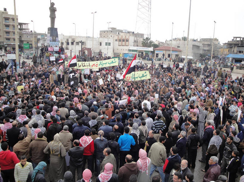 站,横图,室外,白天,团队,建筑,埃及,标志,文字,字符,字母,许多人,标识,一群人,摄影,抗议,中东,暴力,群众,埃及文化,革命,彩图,社会问题