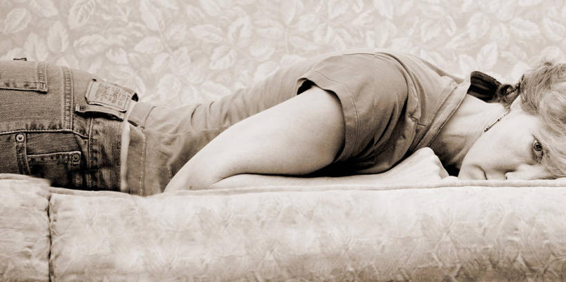 西方人,成年人,中年人,老年人,一个人,躺,横图,全景,阶调图片,室内,白天,侧面,信心,壁纸,沙发,欧洲,美国,欧洲人,仅一个女性,仅一个人,休闲装,趴着,仅一个中年女性,放松,个性,摄影,起居室,加利福尼亚,肖像,耳饰,圣卡洛斯,女人,女性,中年女性,白种人,半身,彩图,美人