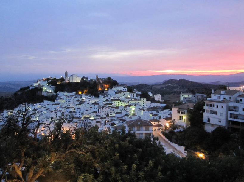 无人,横图,室外,日落,建筑,西班牙,城镇,天空,黄昏,社区,摄影,宁静,照亮,树梢,卡萨雷斯,彩图