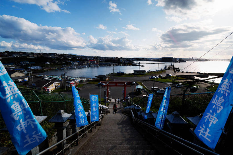 栏杆,横图,俯视,室外,白天,河流,楼梯,船,日本,吊挂,悬挂,日本文化,标志,文字,字符,字母,房屋,云,挂,标识,天空,运输,摄影,宗教,神殿,青森县,彩图,高角度拍摄,八户,传统文化