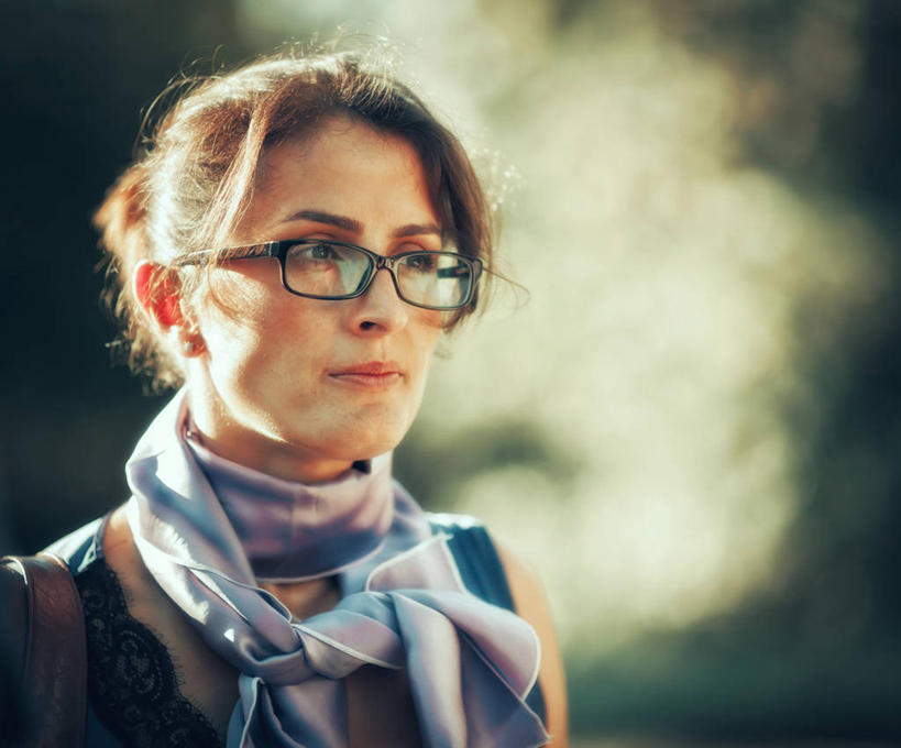 西方人,成年人,中年人,脸,头,脸颊,一个人,横图,室外,特写,白天,日光,意大利,欧洲,欧洲人,仅一个女性,仅一个人,眼镜,休闲装,肩膀,围巾,看,仅一个中年女性,思考,摄影,发髻,乌比诺,女人,女性,中年女性,白种人,头部,脸部,脸蛋,面部,彩图,独处