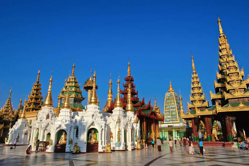 横图,室外,白天,建筑,缅甸,亚洲,行人,游客,游人,尖顶,首都,黄金,路人,旅客,摄影,宗教,东南亚,佛教,神殿,宗教建筑,万里无云,缅甸联邦,瑞德贡大金塔,仰光大金塔,仰光大金寺,雪德宫大金塔,大金塔,过客,瑞大光塔,瑞光大金塔,彩图,仰光,雪达根大金寺