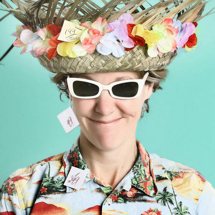 西方人,成年人,中年人,老年人,脸,头,脸颊,一个人,微笑,方图,时尚,满意,幸福,信心,欧洲,美国,欧洲人,仅一个女性,仅一个人,行人,游客,游人,吊挂,悬挂,蓝色背景,草帽,挂,路人,旅客,肩膀,花,太阳镜,仅一个中年女性,个性,摄影,幽默,加利福尼亚,价格标签,肖像,美术工艺,过客,女人,女性,中年女性,白种人,头部,脸部,脸蛋,面部,彩图,影棚拍摄,夏威夷衬衫