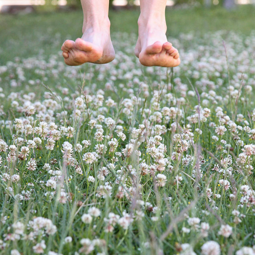 一个人,跳,方图,室外,美国,田地,三叶草,半空,刺激,花,花朵,自然,赤脚,活力,人体,摄影,生长,部分,脆弱,清新,加利福尼亚,足,圣卡洛斯,彩图,欢乐