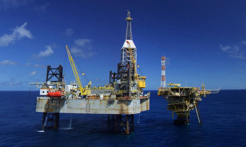 一个人,横图,室外,白天,机器,海洋,巴西,停靠,水平线,云,设备,天空,机械,工业,摄影,能源,停泊,钻井,钻塔,彩图