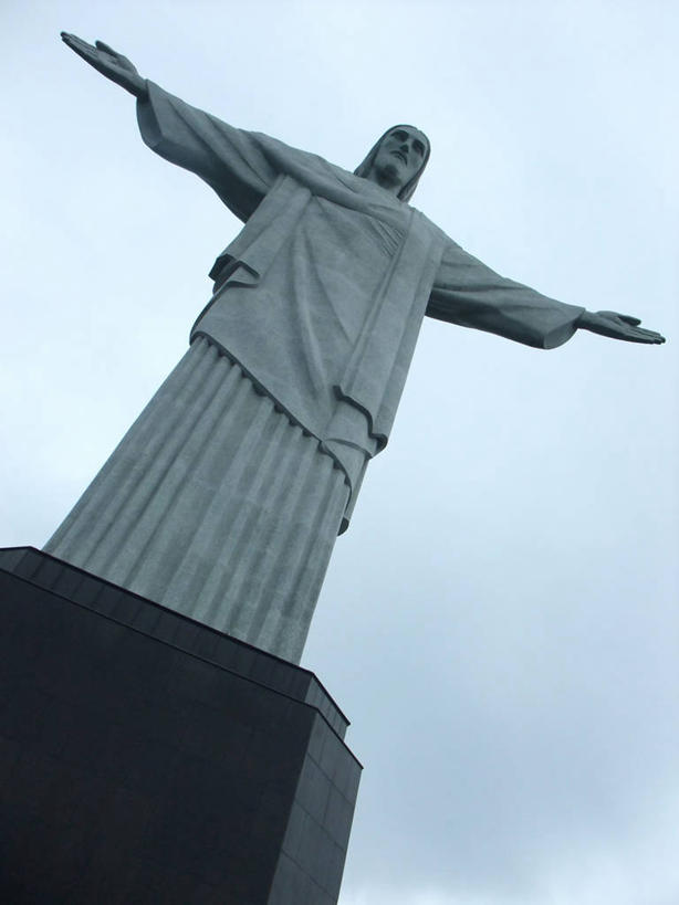 无人,举,竖图,室外,白天,仰视,建筑,巴西,标志,雕像,符号,标识,地标建筑,托,摄影,宗教,基督,基督教,天主教,里约热内卢,耶稣,救世主,性别符号,基利斯督,弥赛亚,默西亚,举起,举手,举着,向上举,向上伸,向上托,彩图,低角度拍摄,哥卡华都山,男性符号