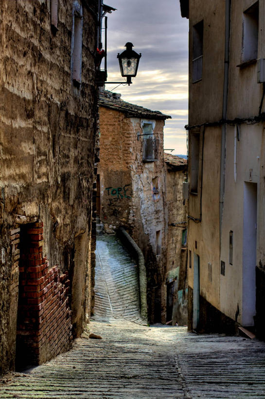 无人,竖图,室外,白天,窗户,建筑,街道,路灯,西班牙,云,历史,天空,摄影,犹太教,阿拉贡,韦斯卡,彩图,居住区,传统文化