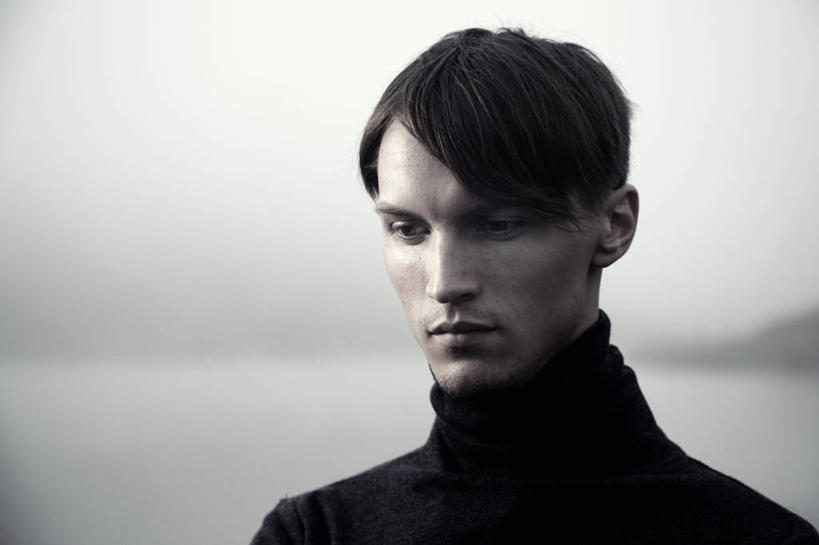 西方人,成年人,脸,头,脸颊,一个人,横图,室外,特写,正面,毛衣,欧洲,哈萨克斯坦,欧洲人,仅一个男性,仅一个人,注视,肩膀,仅一个年轻男性,黄昏,观察,看,思考,摄影,观看,察看,关注,悲哀,阿拉木图,男人,男性,年轻男性,白种人,年轻人,头部,脸部,脸蛋,面部,彩图,高领毛衣