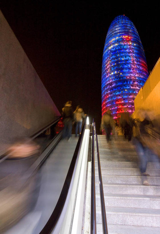 栏杆,竖图,室外,夜晚,运动模糊,楼梯,建筑,西班牙,巴塞罗那,塔,摄影,照亮,阿格巴塔,步行,彩图