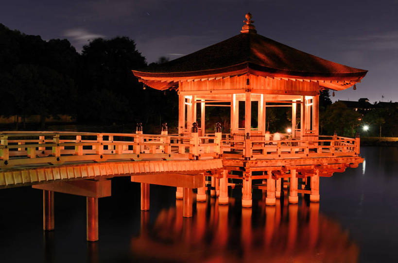 无人,栏杆,横图,室外,夜晚,湖,水,建筑,奈良县,日本,亚洲,日本文化,反射,柱子,历史,树,天空,地标建筑,摄影,宗教,照亮,东亚,本州,本州岛,日本国,近畿地方,奈良,近畿,亭台楼阁,彩图,传统文化