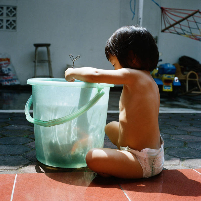 婴儿,儿童,一个人,坐,方图,室外,白天,侧面,纯洁,宠物,印度尼西亚,仅一个人,金鱼,鱼类,小孩,动物,两只,可爱,摄影,活泼,宝宝,纯真,烂漫,无邪,伶俐,天真,中国人,孩子,彩图,万隆