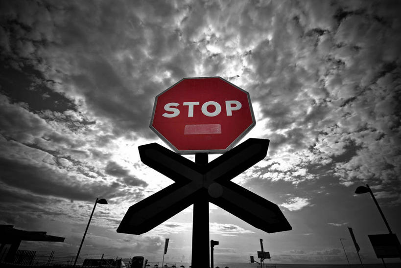 无人,横图,黑白,分离着色,特写,仰视,通讯,指示牌,西班牙,停靠,标志,文字,云,天气,警告,标识,警示,摄影,指导,英文字母,禁止,提醒,提示,停泊,限制,阿利坎特,阿利坎特省,大写字母,危险,低角度拍摄