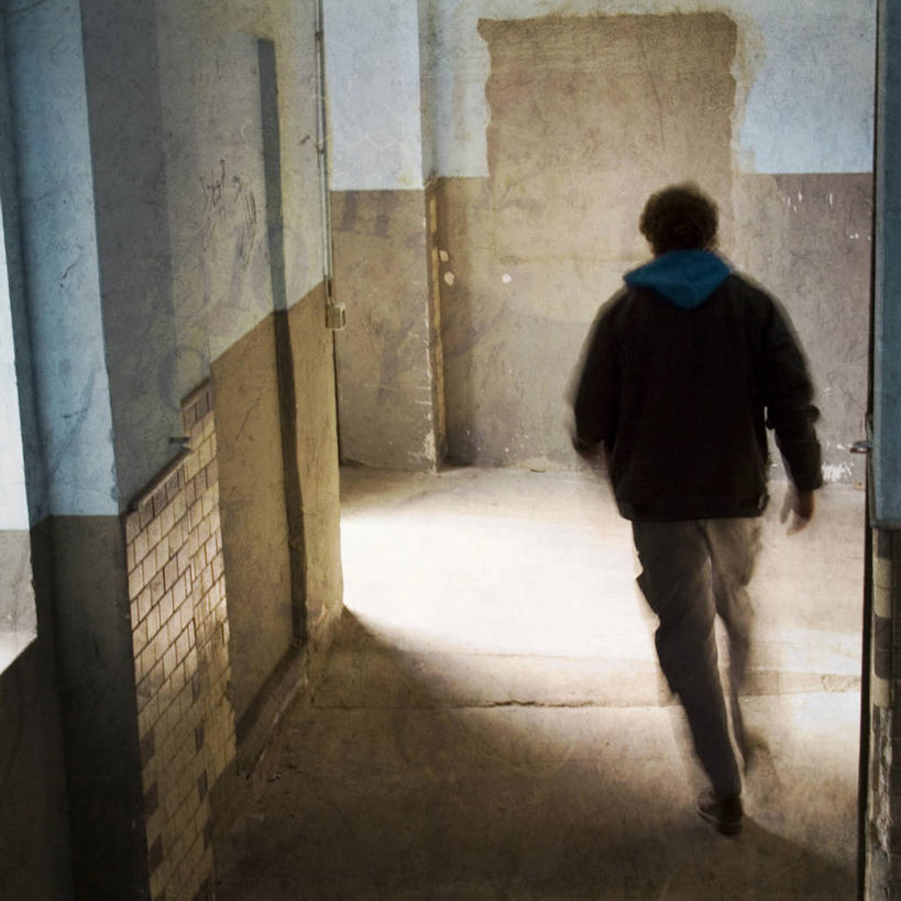 成年人,一个人,方图,室内,白天,运动模糊,日光,德国,仅一个男性,走廊,休闲装,背面,摄影,紧迫,伍珀塔尔,步行,彩图,独处