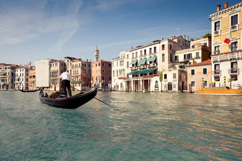 成年人,一个人,横图,室外,白天,建筑,船,日光,意大利,威尼斯,仅一个男性,船夫,休闲装,背面,天空,自然,地标建筑,交通工具,运输,摄影,桨,运河,舟,载具,意大利文化,彩图,传统文化