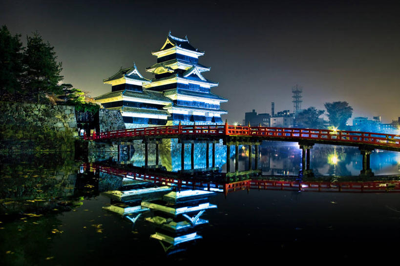 无人,横图,室外,夜晚,水,建筑,日本,日本文化,反射,城堡,桥,联系,历史,树,天空,地标建筑,摄影,宁静,照亮,护城河,松本城,彩图