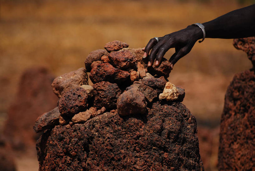 手,一个人,横图,室外,白天,冈比亚,圆形,拿着,许愿,人体,摄影,宗教,部分,彩图,传统文化