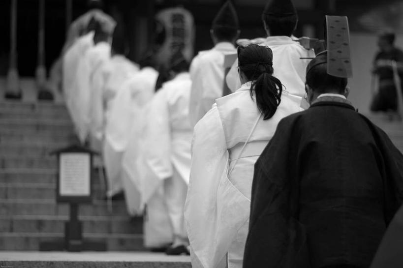 横图,黑白,室外,白天,楼梯,东京,日本,一排,日本文化,整齐,首都,排列,背面,摄影,踏步,队列,新宿区,步行,半身,传统服装