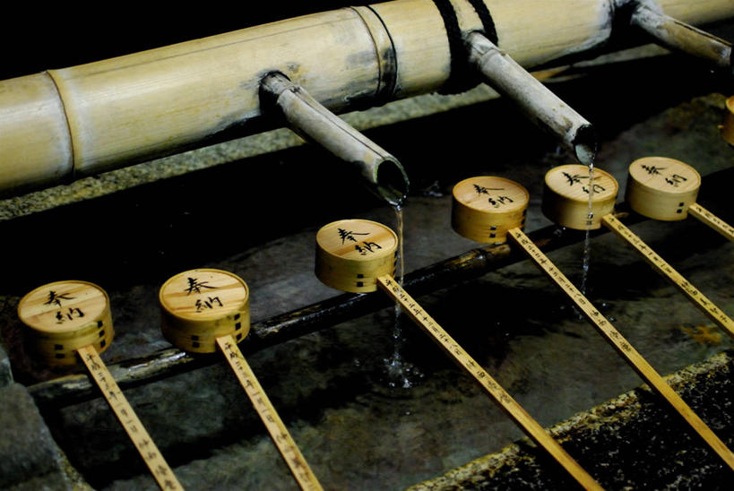 无人,横图,室内,室外,特写,水,日本,一排,节日,日本文化,整齐,木制,标志,文字,字符,字母,文化,标识,排列,祈祷,健康,许愿,摄影,宗教,信仰,京都府,长柄勺,纪念,神道,祈求,队列,纯净,神道教,平安,彩图