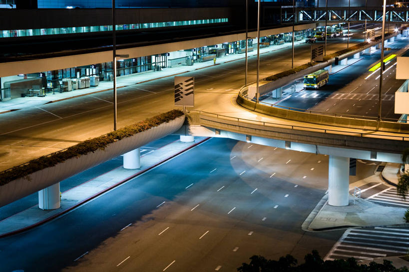 无人,机场,横图,室外,夜晚,城市,路,车站,美国,路标,柱子,巴士,运输,摄影,照亮,北美,北美洲,加利福尼亚,美洲,加州,洛杉矶,高架道路,加利福尼亚州,金州,黄金州,北亚美利加洲,亚美利加洲,天使之城,洛杉矶国际机场,彩图,县治,洛杉矶县,美利坚合众国,洛城