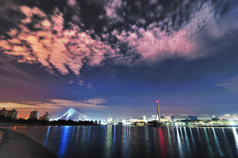 无人,横图,室外,夜晚,度假,美景,水,天际线,城市风光,城市,道路,建筑,马来西亚,反射,信息,景观,云,灯塔,交通,方向,娱乐,天空,享受,休闲,景色,放松,摄影,引导,指引,宁静,照亮,政府大楼,布城,航标,彩图,导航