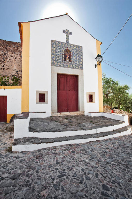 无人,教堂,竖图,室外,白天,建筑,街道,葡萄牙,节日,小的,人行道,历史,文化,台阶,树,黄色,白色,天空,祈祷,健康,许愿,摄影,宗教,信仰,生活方式,纪念,祈求,基督教,照明设备,宗教建筑,天主教,巴洛克风格,阿连特茹,平安,彩图,传统文化,波塔莱格里