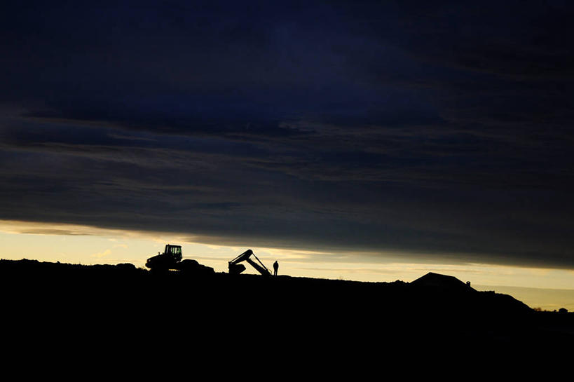 成年人,一个人,横图,室外,建筑业,西班牙,仅一个男性,云,天空,自然,黄昏,建筑工地,摄影,剪影,坎塔布利亚,彩图,独处