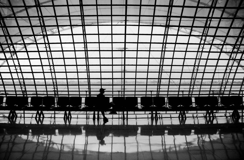 成年人,一个人,机场,坐,横图,黑白,室内,白天,窗户,建筑,曼谷,泰国,仅一个男性,反射,格子,首都,候机厅,座位,摄影,宁静,等,旅行